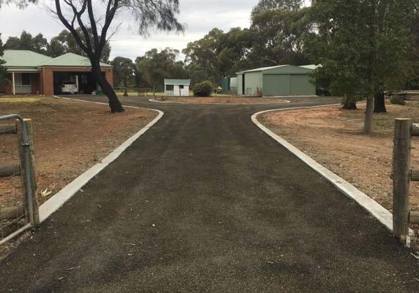 Bitumen driveway by On Track Bitumen, Kilmore